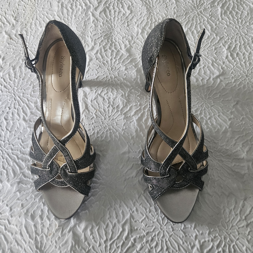 Elegant Black Heels with Strappy Design